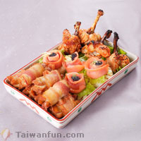 煙燻鮭魚小點 (50元 / 片) 香腸培根卷 (30元 / 卷) 蜂蜜辣雞翅 (30元 / 支)