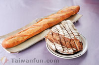 鄉村麵包 (360元 / 個； 90元 / 四分之一) 和法式魔仗 (NT$90)