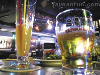 Live 98 Piano Pub