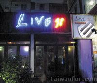 Live 98 Piano Pub