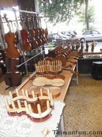 Violin maintenance expert Aliaksandr Stasevich visits Taichung