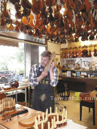Violin maintenance expert Aliaksandr Stasevich visits Taichung