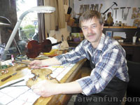 Violin maintenance expert Aliaksandr Stasevich visits Taichung