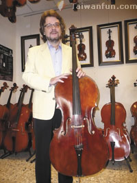Violin maintenance expert Aliaksandr Stasevich visits Taichung