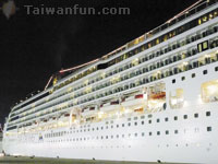 Savoring 'miaokou' snacks in sleepless Keelung