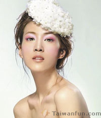 Exploring 2010 spring/summer makeup trends