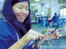 Round-the-clock urban shrimp fishing in Taichung