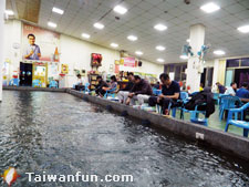 Round-the-clock urban shrimp fishing in Taichung