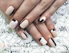 Personalized fashion flair with nail art