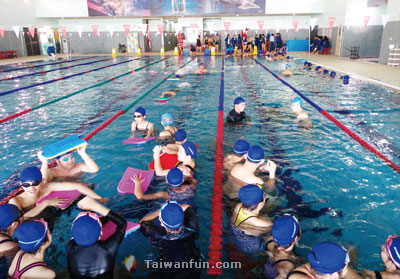 泳池嬉水樂
